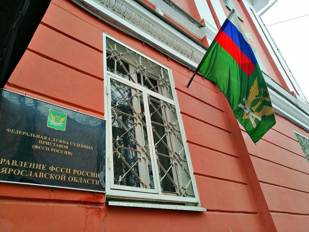 38 тысяч ярославцев не смогут отправиться за границу из-за долгов Сейчас ограничение права выезда за пределы РФ применено в отношении 38 488 должников. Из них в отношении неплательщиков алиментов — 8 844. «Обращаем внимание, что не смогут уехать за границу граждане, которые не выплачивают алименты, не возместили ущерб или вред, причиненный здоровью, а также моральный вред с суммой свыше 10 000 рублей; а также те, кто имеет иные задолженности с суммой долга свыше 30 000 рублей», - пояснили в УФССП России по Ярославской области. Судебные приставы отметили, что подобные меры особенно в весенне-летний период, является эффективным способом для мотивации оплаты задолженности. Так, за истекший период 2025 года граждане, ограниченные в праве выезда, оплатили сумму в размере 160 млн. 192 тыс. руб., из них по алиментным обязательствам — 4 млн. 962 тыс. руб. Фото УФССП России по Ярославской области Подпишитесь Прислать новость