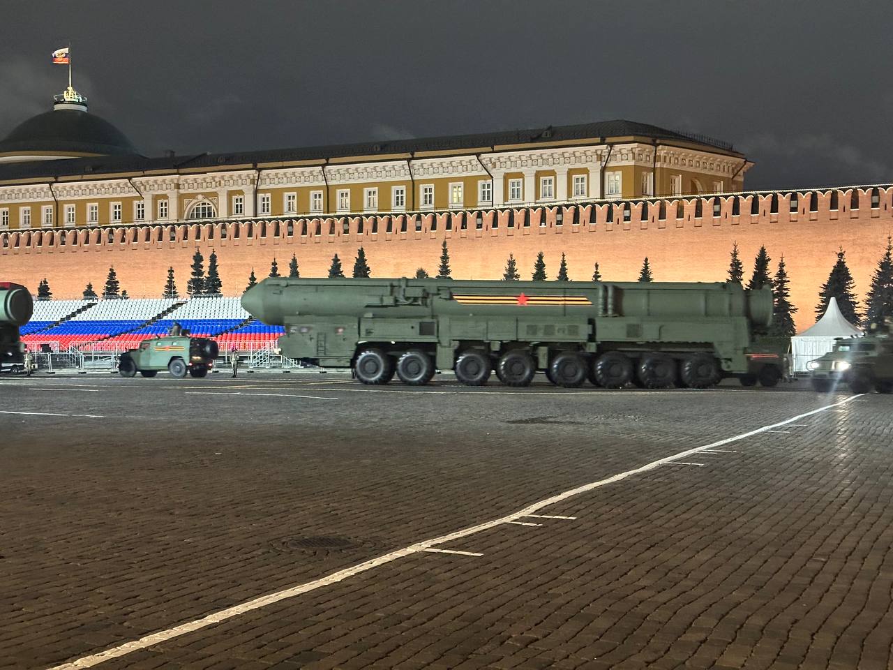В Москве на Красной площади принял участие в ночной тренировке Парада Победы, посвященного 80-летию Победы в Великой Отечественной войне 1941-1945 годов. Парадный расчет Кубанского казачьего войска в числе 11,5 тысяч участников, которые представят нашу страну и ряд зарубежных государств 9 мая. Ежедневно, на протяжении ряда месяцев, казаки оттачивали строевую подготовку в своих городах и районах, затем в Краснодаре и с конца марта в Московской области. Среди них - участники специальной военной операции, наша молодежь из казачьих сотен, дружинники, представители военно-спортивных клубов. Все они ожидают День Победы, чтобы на главной площади страны пройти перед нашим Президентом, Верховным Главнокомандующим Владимиром Владимировичем Путиным и перед миллионами телезрителей нашего края, страны, ближнего и дальнего зарубежья. Большая честь - подтверждение заслуг Кубанского казачьего войска в мирной жизни и на полях специальной военной операции. В рамках ночной тренировки состоялись три прохождения, по итогам которых наши казаки получили положительные оценки. Подготовка к Параду Победы входит в завершающую стадию. Состоится еще одна ночная репетиция, генеральная и несколько тренировочных занятий на территории одной из воинских частей, где проживает Парадный расчет Кубанского казачего войска.
