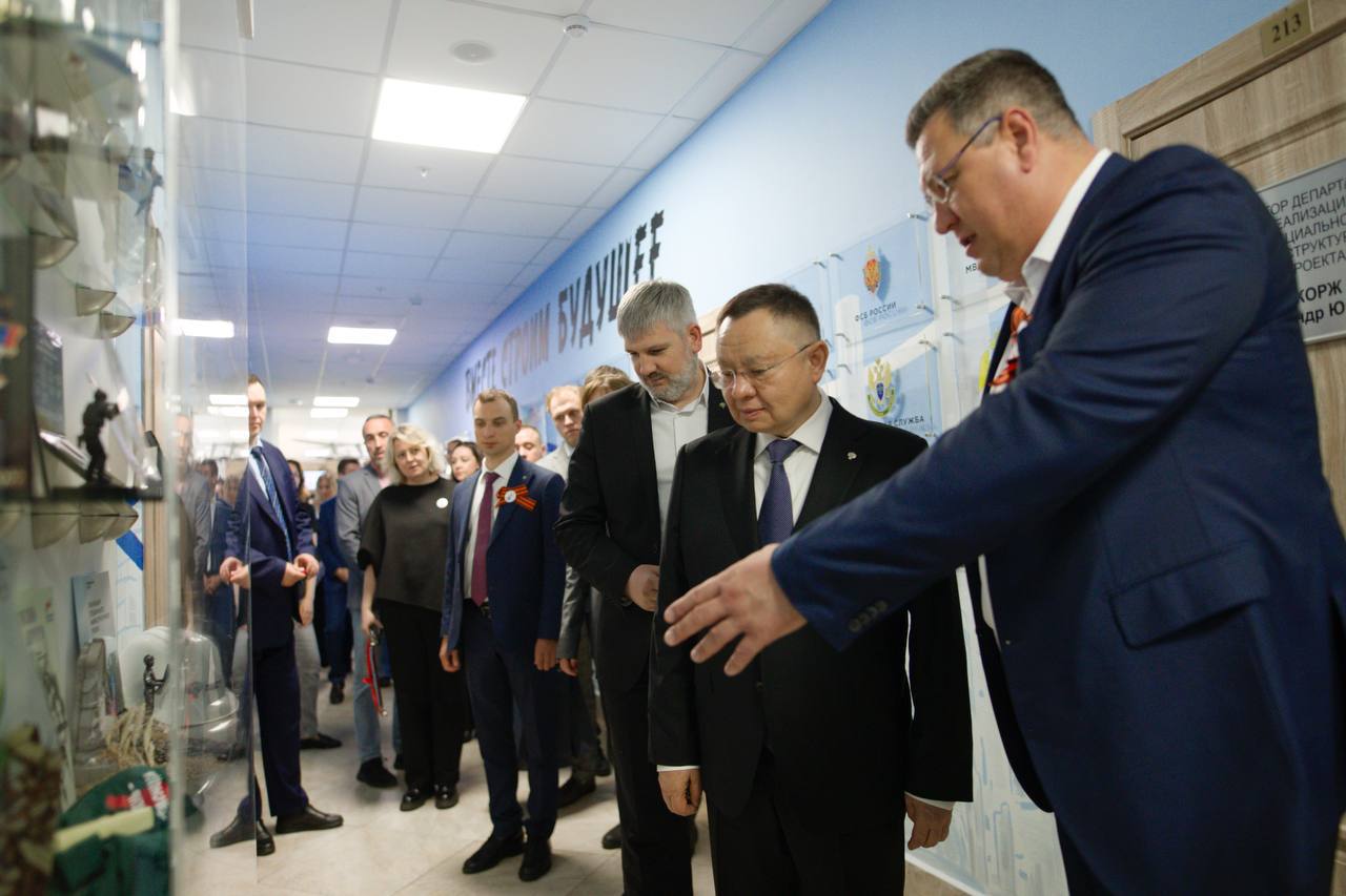 Ко Дню 80-летия Великой Победы Министр строительства и ЖКХ РФ Ирек Файзуллин открыл тематический музей Минстроя России Музей посвящен восстановлению воссоединенных регионов и памяти героям Великой Отечественной войны. Основная экспозиция музея рассказывает о возрождении Донецкой и Луганской народных республик, Запорожской и Херсонской областей, а также поэтапном возвращении к полноценной жизни и участии в процессе восстановления федеральных органов власти, регионов-шефов и государственных организаций. За три года совместными усилиями в воссоединенных регионах РФ восстановлены тысячи объектов: многоквартирные дома, социально-значимые учреждения, коммунальная и дорожная инфраструктура. Вклад каждого из регионов-шефов и государственных организаций демонстрирует инсталляция в формате «было/стало», а также интерактивные экраны. В преддверии 80-й годовщины Победы в Великой Отечественной войне одна из частей музея представлена «Стеной памяти» участников ВОВ, организованной в формате «Бессмертного полка». На ней размещено 300 портретов участников ВОВ - родственников сотрудников Минстроя России и подведомственных организаций. Открытие музея приурочено к 80-летию Победы в ВОВ и Году защитника Отечества, объявленому Президентом России. В реализации проекта принимали участие ППК «Единый заказчик», ППК «ФРТ», ФАУ «ЕИПП», ФАУ «РосКапСтрой», ООО «РКС-НР» и НЦУО РФ. 181.RU
