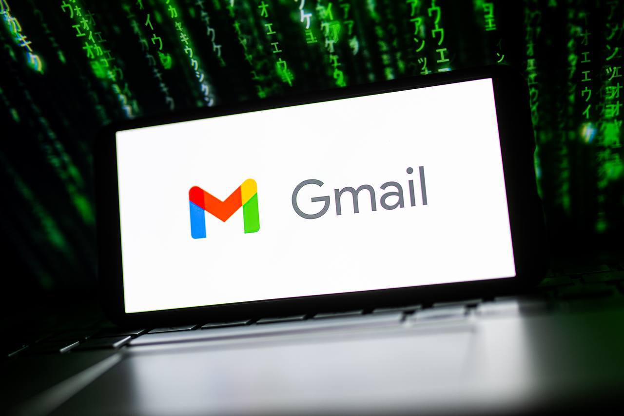 Gmail небезопасен: россиян призвали переходить на российские сервисы  Использование Gmail для хранения конфиденциальной информации становится все более рискованным, считает депутат Госдумы Антон Немкин. Он подчеркнул, что проблемы со входом и двухфакторной аутентификацией в России делают сервис уязвимым для мошенников, что ставит под угрозу данные пользователей.  Продолжать пользоваться продуктами зарубежных вендоров крайне небезопасно, особенно учитывая возможные антироссийские шаги с их стороны, отметил парламентарий.  Немкин предложил альтернативу в виде отечественных почтовых сервисов. Они предлагают конкурентоспособные решения, стабильность работы в России и высокий уровень защиты данных, отметил депутат.