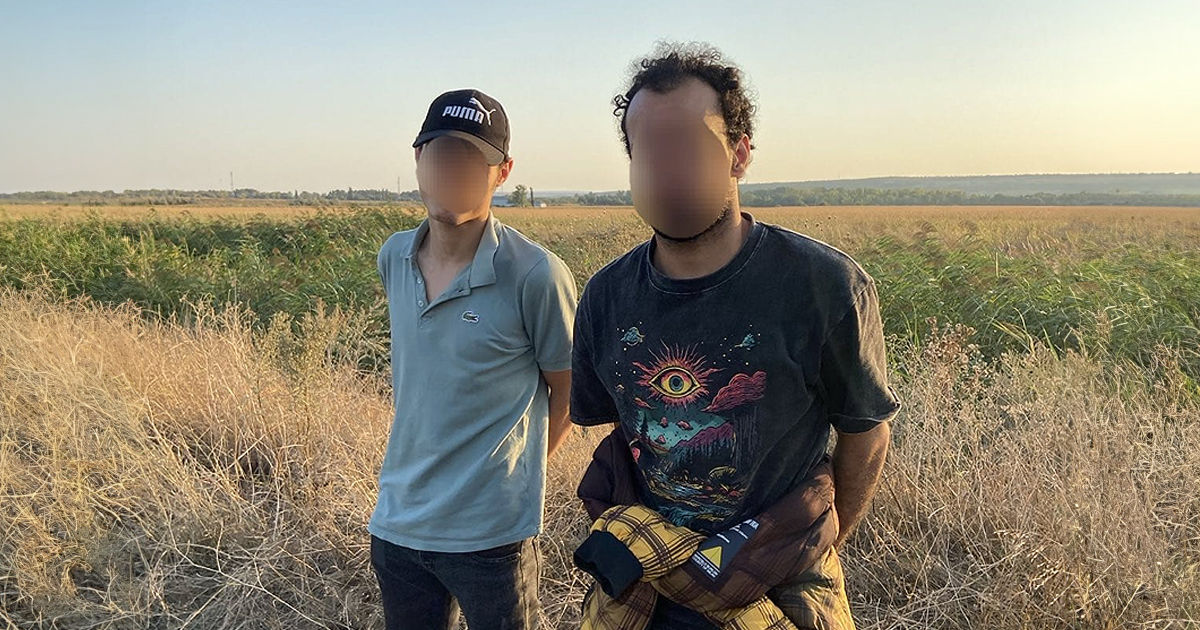 Пограничники Молдовы поймали двух египтян которые хотели попасть в Румынию Попытка спрятаться в кукурузе провалилась Мужчины 22 и 33 лет тащили рюкзаки через поля но дрон заметил их маршрут Мобильный патруль задержал туристов Выяснилось что оба официально работали в Молдове около года но решили уехать в ЕС В итоге одному из них дали 15 дней на выезд из страны второй будет выдворен с запретом на въезд в Молдову на 3 года
