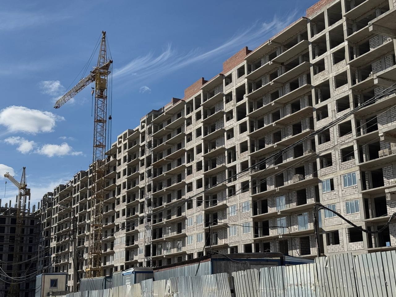 Застройщикам отдадут землю без торгов в обмен на квартиры для сирот Компании застройщики смогут получить землю в аренду без проведения торгов при условии что они бесплатно отдадут не менее 15 квартир в построенном доме детям сиротам и детям оставшимся без попечения родителей Квартиры должны предоставляться с отделкой их площадь не может быть меньше 32 квадратных метров Закон позволяющий применять такой механизм принят Законодательным собранием Калужской области