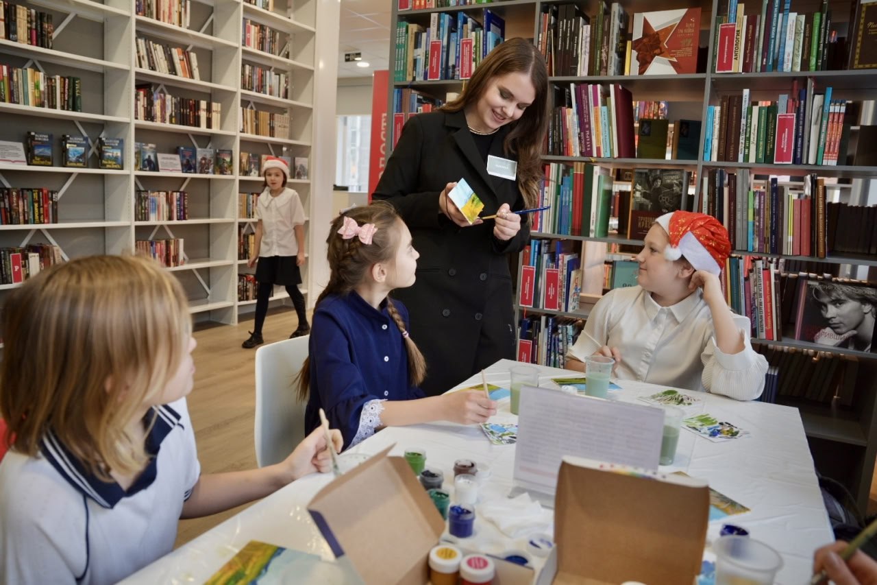 В 2025 году в крае обновили 16 библиотек 11 по региональному проекту Библиотеки будущего среди них В Красноярске после ремонта открылись городская библиотека имени Алексея Черкасова и детская библиотека имени Володи Дубинина В селе Холмогорское Шарыповского муниципального округа приняла первых посетителей библиотека имени Л Н Толстого В Козульском муниципальном округе детская библиотека имени Виктора Голявкина В Балахтинско Новосёловском округе обновили детскую библиотеку имени Кира Булычёва в селе Новосёлово и Светлолобовскую сельскую библиотеку имени Сергея Аксакова В Шушенском муниципальном округе открылась Ильичёвская библиотека имени Василия Белова В селе Большой Улуй Ачинского округа двери распахнула Центральная детская библиотека имени Героя России Андрея Захарчука 5 по нацпроекту Семья в Енисейске Боготольском Назаровском Дзержинско Тасеевском и Минусинском округах Во всех учреждениях созданы комфортные зоны для читателей приобретена новая мебель компьютеры и офисная техника значительно пополнились книжные фонды Всего с 2015 года в крае отремонтировали 93 учреждения Больше оперативной информации в МАХ