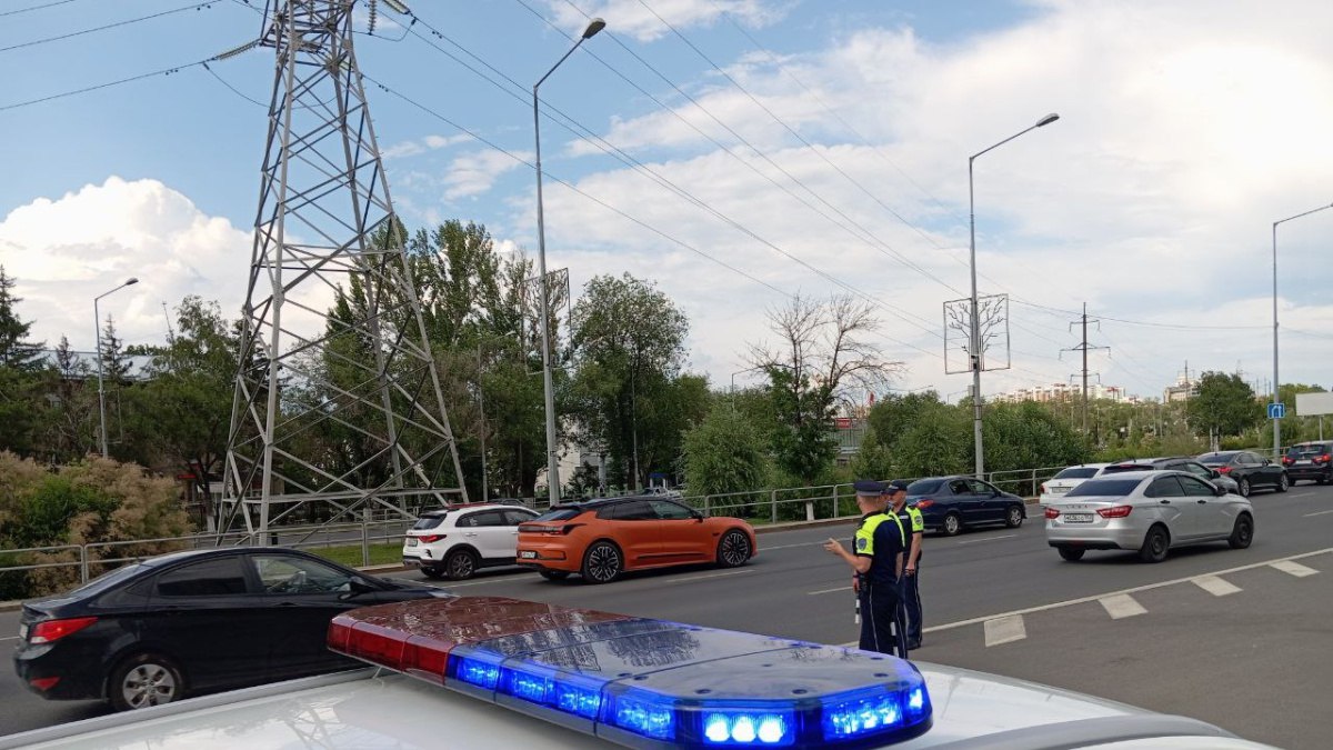 В Самаре полицейский помог добраться до больницы женщине, у которой начались роды К инспектору ДПС лейтенанту Антону Сидорову обратилась взволнованная беременная девушка. У нее внезапно начались схватки — она понимала, что времени терять нельзя, но опасалась не успеть доехать до ближайшего родильного дома из-за пробок и расстояния. Страж порядка предупредил дежурную часть, что покидает маршрут патрулирования. Усадил роженицу в машину и со включенными проблесковыми маячками и звуковыми сигналами рванул в сторону медучреждения. Уже через короткое время женщина была доставлена прямо к дверям приёмного покоя, где её тут же встретили врачи. Вскоре после этого она стала счастливой мамой. : ГТРК Самара
