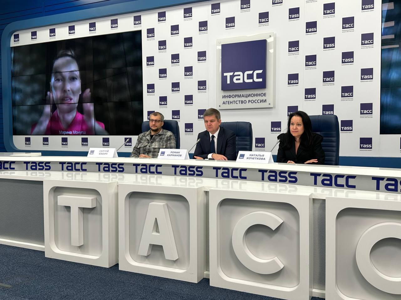 В ТАСС состоялась пресс конференция посвященная V окружному фестивалю форуму Российская креативная неделя Сибирь Спикерами стали заместитель начальника Управления президента РФ по общественным проектам Александр Журавский генеральный директор ПФКИ Роман Карманов губернатор Красноярского края Михаил Котюков президент АНО Креативная экономика Марина Монгуш и другие Важнейшее для российской экономики событие пройдет с 12 по 14 ноября в Красноярске Подписывайся на Культурную волну ТГ MAX