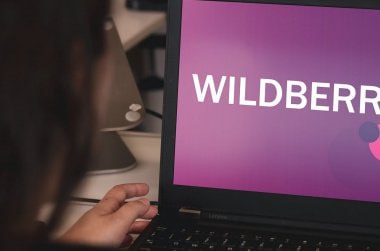 Аферисты крадут данные россиян, обещая легкий заработок на Wildberries. Они создают фейковые Telegram-каналы, сайты и чаты, предлагая выгодные условия работы. Признаки мошенничества: подозрительные условия, ссылки на сторонние ресурсы, требования внести деньги или сообщить коды, общение вне официальных каналов. Будьте осторожны: дополнительный заработок от Wildberries на сторонних ресурсах – риск мошенничества. Не вводите личные данные по ссылкам от неизвестных и проверяйте информацию на официальных ресурсах.