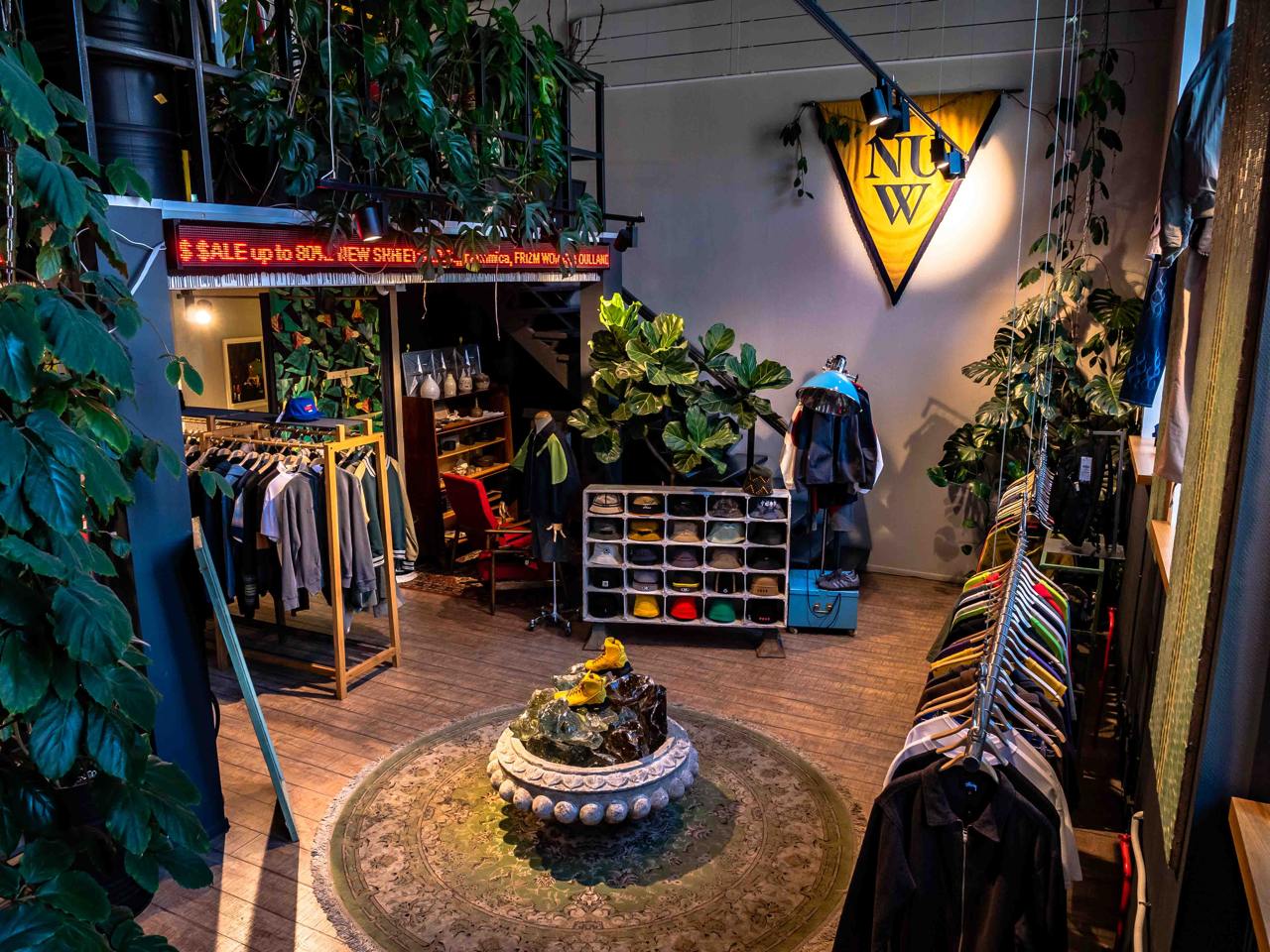 Солист Руки Вверх стал совладельцем мультибрендового магазина Nuw Store Сергею Жукову досталось 33 3 в ООО Нувстор управляющее брендом уличной одежды Nuw Store Магазин на Флаконе продает широкий ассортимент одежды от таких брендов как Hikes от Kixbox марки вдохновленной британским фольклором Heresy или японским брендом кроссовок Mizuno Сумма сделки могла составить не менее 35 млн руб комментирует гендиректор Infoline аналитики Михаил Бурмистров По его словам магазин имеет неплохие перспективы для развития из за широкой представленности мужского ассортимента в сегменте выше среднего В сегменте фэшн это первый опыт предпринимательства для Жукова но у него с 2024 года есть косметический бренд Руки вверх Beauty Сейчас на сайте продают наборы для всей семьи вместе с билетами на концерт группы в разных городах Но успех бьюти бренда оценить сложно ООО Руки Вверх которому принадлежит право на товарный знак Руки Вверх Beauty заработало в 2024 году почти в два раза меньше чем год назад 6 7 млн рублей Сергей Жуков рассказывал в недавнем интервью что для него важно работать над тем в чем он хорошо разбирается поэтому к выбору сегментов он подходит с умом   Fashion retail