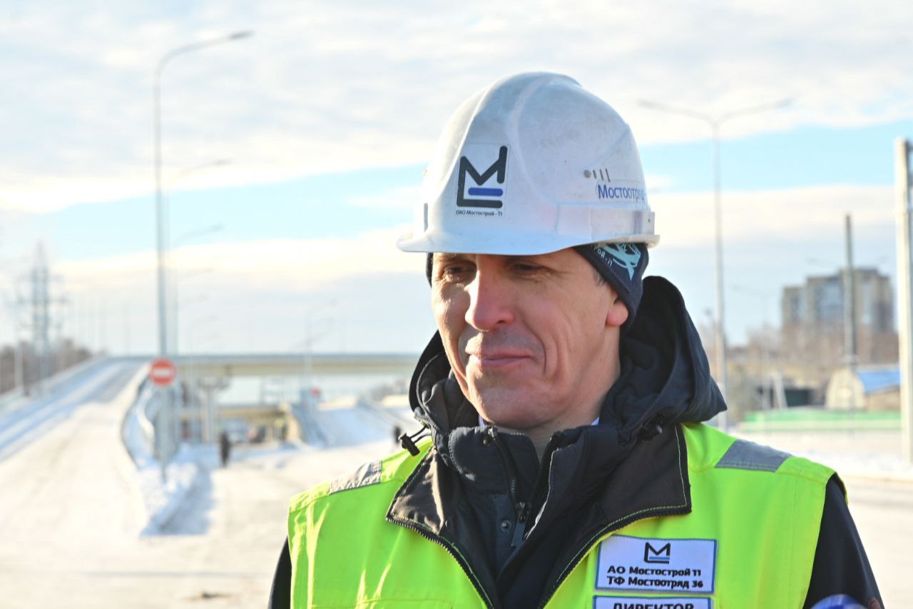 Владимир Путин присвоил тюменцу почетное звание За заслуги в области строительства и многолетнюю добросовестную работу почетное звание Заслуженный строитель Российской Федерации присвоено директору филиала АО Мостострой 11 территориальной фирмы Мостоотряд 36 Андрею Николаевичу Лазареву Указ Президента Российской Федерации О награждении государственными наградами Российской Федерации размещен на портале правовой информации Архив Фото Сергей Елесин Тюменская линия Подписывайтесь на нас в МАХ