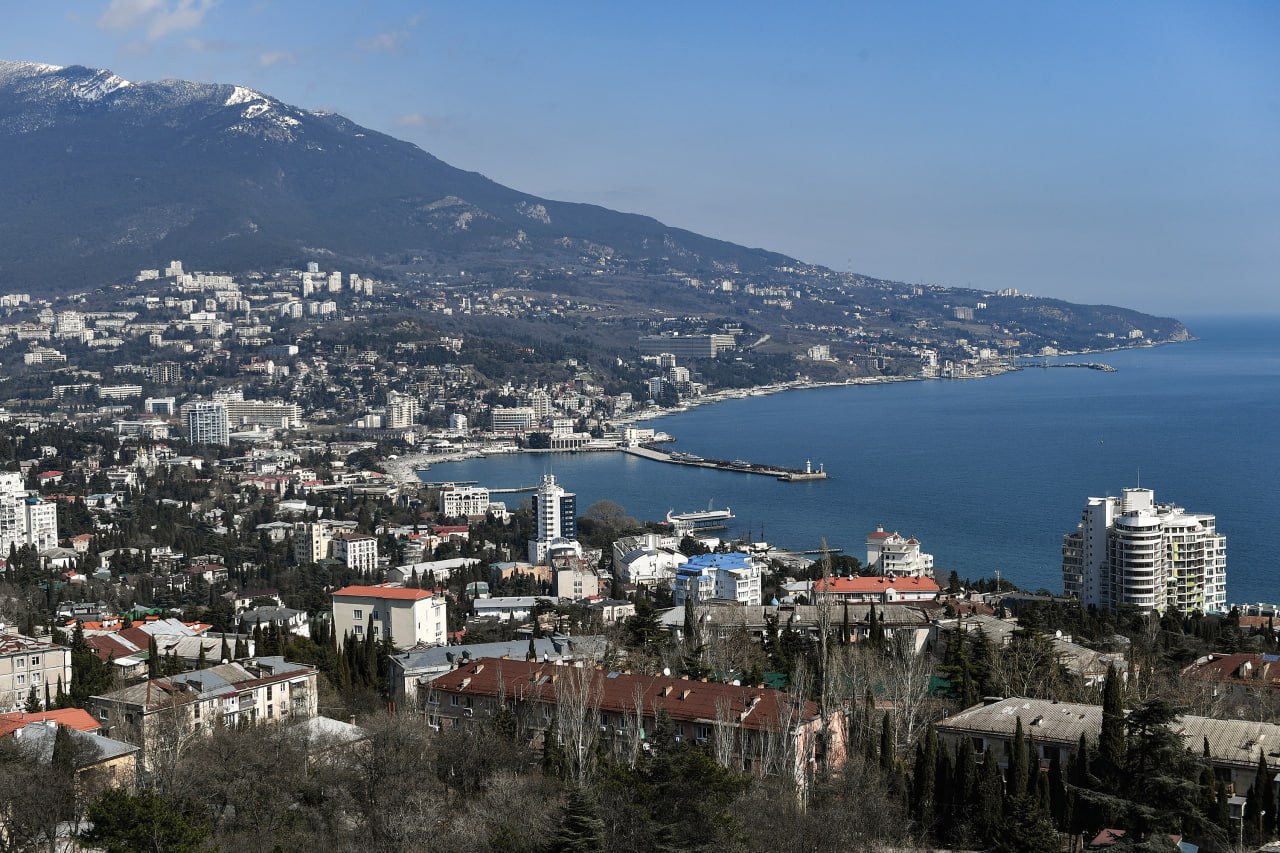 Правительство РФ продлило госпрограмму развития Крыма и Севастополя до 2030 года СЕВАСТОПОЛЬ, 15 июля. ИА Цивилизация. РЕГИОНЫ. Правительство России продлило до 2030 года реализацию госпрограммы социально-экономического развития Крыма и Севастополя. Изначально завершение мероприятий планировалось в 2027 году. Среди основных задач — строительство и модернизация школ, больниц, газовых и водопроводных сетей, дорог, туристической и культурной инфраструктуры. Планируется привести в порядок свыше 1200 километров дорог, построить медицинские и образовательные учреждения, продолжить обустройство съездов с трассы «Таврида» и развивать Севастопольский медкластер. Фото: пресс-служба правительства РФ ИА «ЦИВИЛИЗАЦИЯ». Подписаться