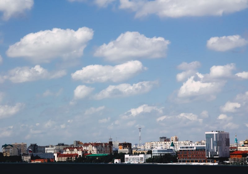 Пять омских компаний вошли в рейтинг лучших работодателей России Платформа hh ru представила рейтинг работодателей России за 2025 год В исследование вошли почти 1 8 тыс компаний со всей страны В общефедеральном зачёте среди крупнейших работодателей лидируют Альфа банк ВТБ и X5 Group В рейтинге также представлена Омская область В категории средних компаний от 250 сотрудников в число лучших вошла Skuratov Coffee занявшая 39 е место Какие ещё омские работодатели вошли в рейтинг читайте на сайте БК55