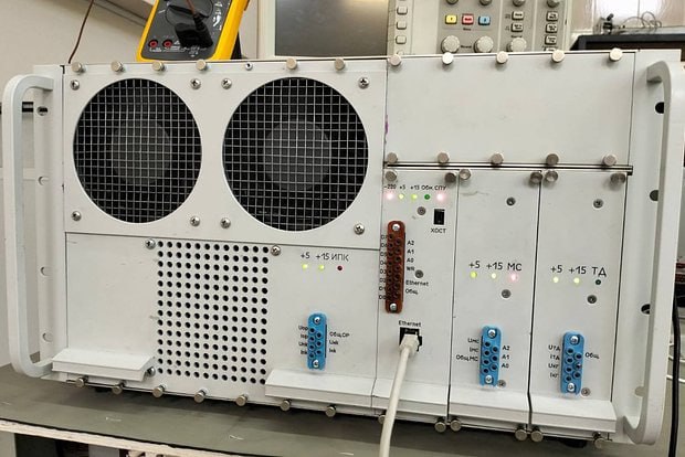 КОСМОС В РОССИИ РАЗРАБОТАЛИ ИМИТАТОР ЭЛЕКТРОРАКЕТНЫХ ДВИГАТЕЛЕЙ Компания Решетнев и Московский авиационный институт МАИ разработали имитатор электроракетных двигателей Об этом в Telegram сообщает госкорпорация Роскосмос Работа устройства основана на программируемом микроконтроллере с алгоритмами учитывающими данные реального двигателя В настоящее время изготовлен и испытан опытный образец имитатора для высокоимпульсного двухрежимного блока коррекции на базе стационарного плазменного двигателя Разработка российских специалистов позволяет испытывать и настраивать электронику спутников непосредственно на Земле без использования для тестов вакуумной камеры По данным госкорпорации устройство полностью собрано из российских комплектующих ФОТО Telegram канал Роскосмос аврорамедиа космос Telegram экосистема АВРОРА МЕДИА МЕДИА НОВОСТИ РЕГИОН ЛАЙФ СПОРТ ГЕРЛЗ ХАЙТЕК ПЕРСОНЫ ИНСАЙД КРИМИНАЛ МОЛОДОСТЬ LIVE АВРОРА МЕДИА YOUTUBE RUTUBE