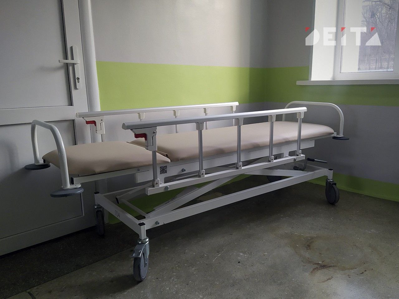 Ночного хирурга не нашлось в приморском городе чтобы зашить рану ребёнку В городском округе Фокино в ночь с 8 на 9 января ребенку с рваной раной руки отказали в экстренной хирургической помощи Диспетчер скорой помощи сообщил матери что ближайшее место для обработки такой раны находится в Находке однако местная служба транспортировкой пациентов туда не занимается При самостоятельном обращении на станцию скорой помощи дежурный врач подтвердил отсутствие хирурга до утра Медик наложил повязку на необработанную рану которую требовалось зашить в течение шести часов В результате операцию провели только через девять часов после травмы что создало риск нагноения и осложнений Ранее деятельность медико санитарной части Фокино уже становилась объектом внимания прокуратуры и Следственного комитета России Поводом послужили случаи неоказания надлежащей помощи детям приведшие к смерти младенца и тяжелым последствиям для здоровья восьмилетнего ребенка Deitaru