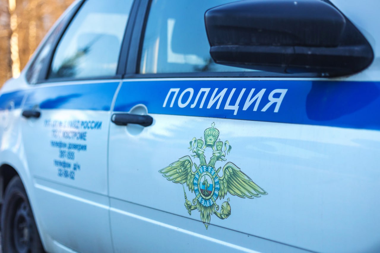 Шарьинские полицейские по горячим следам раскрыли угон автомобиля  В дежурную часть обратилась местная жительница с сообщением об угоне. Оказалось, женщине позвонили ее знакомые и рассказали, что за рулем их семейной «Девятки» ездит совершенно посторонний человек.  На момент прибытия сотрудников полиции к месту, откуда, предположительно был совершен угон, автомобиль стоял на месте, а внутри находился пьяный мужчина. При разговоре с сотрудниками он категорически отрицал поездку и настаивал на том, что просто слушал музыку  При предъявлении ему свидетельских показаний, злоумышленник признался в содеянном. Оказалось, вечером он пришел в гости к другу, они выпили за встречу, а потом мужчине стало скучно. Он взял ключи от машины приятеля. Сначала злоумышленник действительно просто слушал музыку, а потом решил прокатиться.  В настоящее время в отношении шарьинца возбуждено уголовное дело по признакам преступления, предусмотренного ч. 1 ст. 166 УК РФ  угон . #мвд #кострома #угро