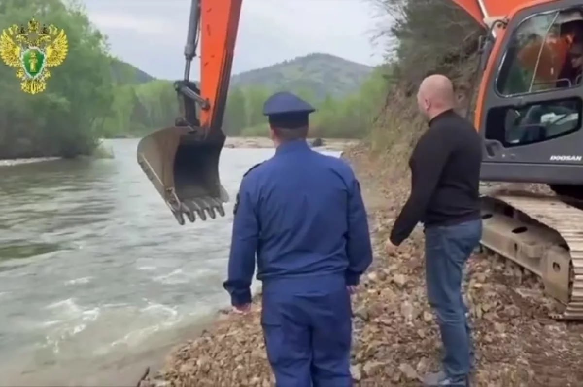 Село Берёзовка в Приморье почти полмесяца остаётся отрезанным от внешнего мира после паводка С начала мая из-за сильных дождей село Берёзовка в Чугуевском округе лишено транспортного сообщения. Подходы к мосту и дорогам разрушены, восстановительные работы начались только 13 мая — после спада уровня воды в реке Извилинка. Рядом расположенная Полыниха уже вышла из изоляции к середине месяца, но Берёзовка до сих пор недоступна. В селе наблюдается нехватка продуктов и лекарств , которые доставляются под контролем прокуратуры Приморского края. Чрезвычайный режим в округе действует с 5 мая, хотя вода ушла с большинства подтопленных территорий. Прокуратура региона продолжает контролировать ликвидацию последствий паводка и снабжение жителей необходимым. Ситуация находится на особом надзоре. #Приморье #ЧС #Берёзовка #паводок #новости Подробнее