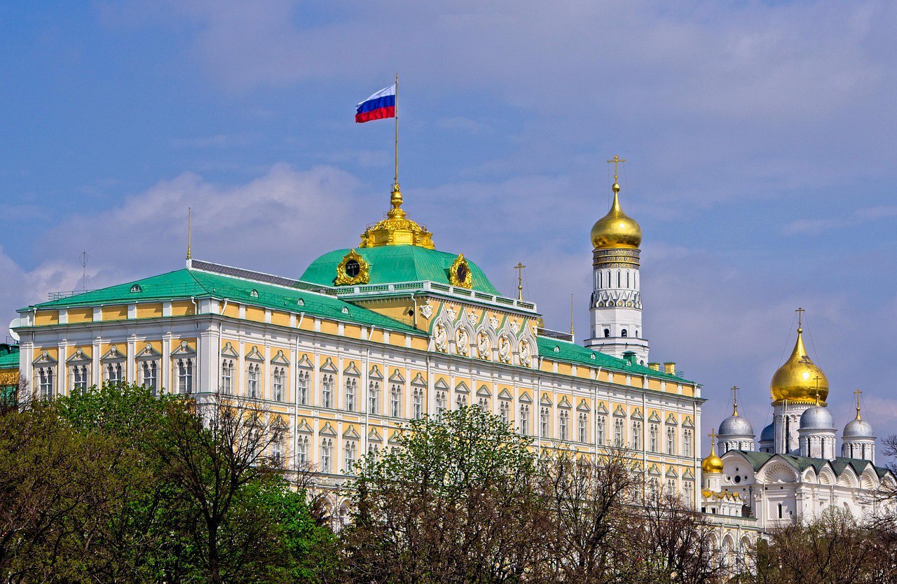 Закон о значимых разработчиках российского ПО подписан президентом  Президент России Владимир Путин утвердил закон, определяющий статус «значимых разработчиков» отечественного программного обеспечения. Теперь компании, соответствующие установленным критериям, смогут попасть в специальный перечень, который будет вести Минцифры.    Кто может получить статус?   Для включения в список разработчик должен:    базироваться в России,    заниматься импортозамещением ПО и баз данных,    работать по соглашению с правительством в рамках особо значимых проектов.    Какие реестры появятся?   Минцифры будет отвечать за три ключевых перечня:  1   Значимые разработчики ПО – компании, соответствующие новым требованиям.  2   Доверенное российское ПО – программы, отвечающие требованиям информационной безопасности.  3   Внутреннее ПО российских юрлиц – софт, разработанный компаниями для собственных нужд  включение – по решению правительственной комиссии .    Фото: Pixabay  #IT  Отдать голос за
