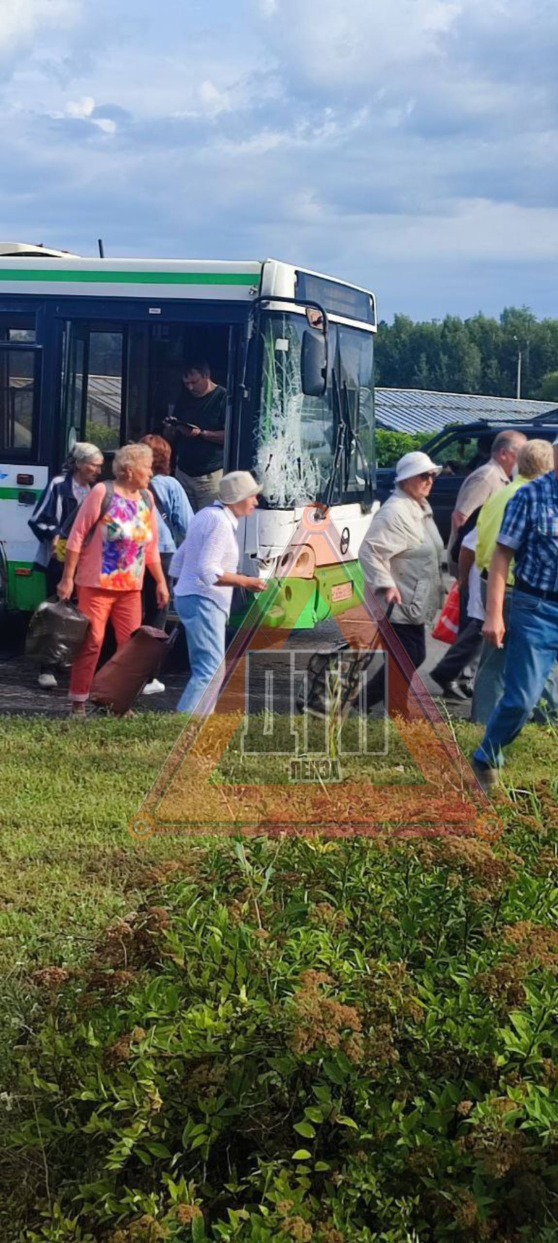 Пассажирский автобус попал в жёсткое ДТП в Заречном  Столкнулись автобус № 5 и «Ниссан Экстрейл» на ул. Ленина в Пензенской области. Информация о пострадавших уточняется.    ПОДПИСАТЬСЯ   ПРИСЛАТЬ НОВОСТЬ