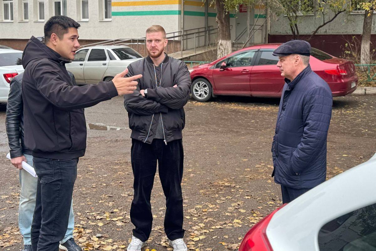 интЕРесно56 Роман Куниловский проводит мониторинг состояния дворов округа Депутат Оренбургского городского Совета в ходе работы на округе встретился с жителями и представителями управляющих компаний Он совместно с и о начальника управления ЖКХ Оренбурга Максимом Степановичем Лащом и директорами управляющих компаний Северная и Малая земля оценили состояние двух спортивных коробок на Пролетарской 314 и в переулке Дальнем 39 Приведение данных объектов в надлежащее состояние является важной задачей для обеспечения досуга и физического развития жителей 9 округа Спортивные площадки пользуются высокой популярностью среди детей и подростков в течение всего года в связи с чем их содержание должно соответствовать установленным стандартам безопасности и комфорта В ходе встречи обсудили подробнее на канале интЕРесно56