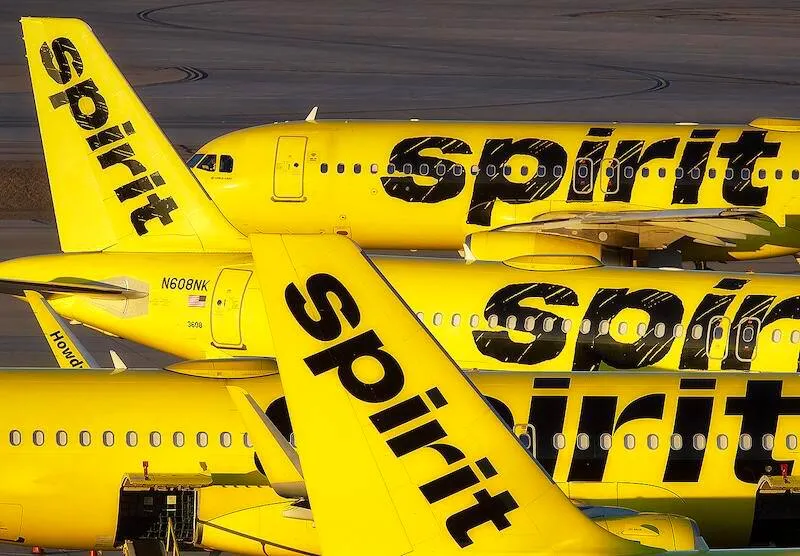 Spirit Airlines прекратила свою деятельность С большим сожалением сообщаем что 2 мая 2026 года авиакомпания Spirit Airlines приступила к планомерному сворачиванию своей деятельности с немедленным вступлением в силу Уважаемые пассажиры Все рейсы отменены а служба поддержки клиентов больше не работает Мы гордимся тем влиянием которое наша модель ультра лоукост оказала на отрасль за последние 34 года и надеялись обслуживать наших пассажиров ещё долгие годы сообщила авиакомпания на своем официальном сайте Решение стало финалом многомесячной борьбы за выживание Накануне переговоры о пакете госпомощи на 500 млн зашли в тупик часть кредиторов отказалась принимать условия а контрпредложение инвесторов Белый дом отклонил История Spirit началась в 1964 году в Мичигане как небольшая транспортная компания Clippert Trucking В авиаперевозки она вышла в 1980 х под брендом Charter One а в 1992 году получила привычное имя Spirit Airlines Тогда же перевозчик начал регулярные рейсы из Атлантик Сити В 2007 году Spirit совершила переворот перейдя на модель ультра лоукоста по образцу ирландского Ryanair минимальная базовая цена билета и платно буквально всё остальное Багаж питание на борту выбор места печать посадочного на стойк Эта модель сделала Spirit одной из самых прибыльных авиакомпаний США в 2010 х и одновременно самой ненавидимой пассажирами по индексу удовлетворённости перевозчик годами держался в самом низу рейтингов В 2022 году Spirit оказалась в центре крупнейшей сделки в американской авиации того периода JetBlue предложила 3 8 млрд за покупку лоукостера обойдя конкурирующее предложение от Frontier Однако в 2024 году федеральный суд заблокировал сделку по антимонопольным основаниям администрация Байдена настаивала что слияние повредит конкуренции и приведёт к росту цен Парадокс в том что спустя два года именно сохранение конкуренции стало аргументом в пользу госпомощи Spirit однако уже было поздно После срыва сделки авиакомпания пошла по нисходящей первое банкротство в ноябре 2024 года реструктуризация затем второе банкротство в 2026 м на фоне топливного кризиса По оценке J P Morgan война с Ираном добавила перевозчику 360 млн дополнительных топливных расходов больше чем объём свободных денежных средств на конец года Под угрозой остаются 14 000 рабочих мест Пассажирам с купленными билетами рекомендуется обращаться в свой банк для возврата средств Spirit стала первой крупной американской авиакомпанией не выдержавшей кризиса 2026 года FlightMode