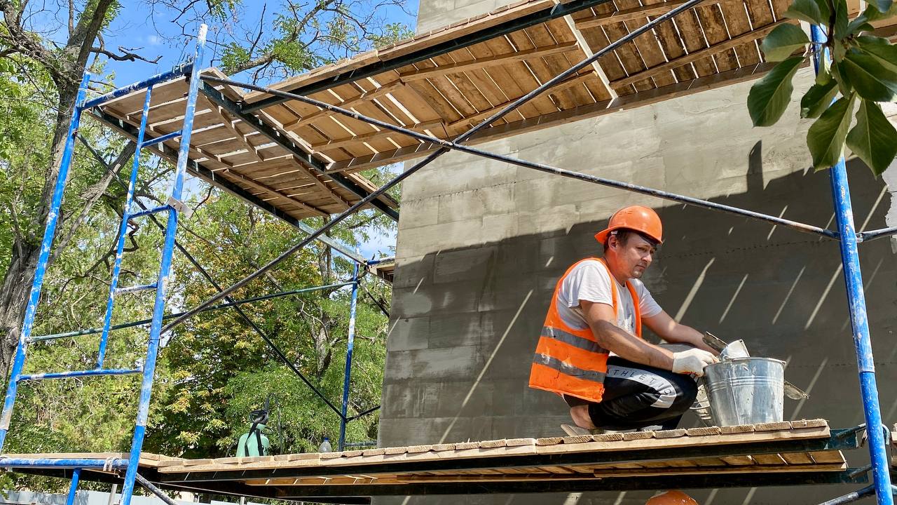 В Нижних Серогозах завершается строительство нового МФЦ и восстанавливается отделение Соцфонда Работы идут по народной программе «Единой России» при участии Минстроя России. В новом МФЦ откроется пять окон обслуживания, в том числе — для подачи документов в МВД и получения сложных госуслуг. Параллельно восстанавливается здание отделения Соцфонда, разрушенное ударом ВСУ в 2024 году. Возвращаем людям комфорт и доступ к важнейшим услугам.