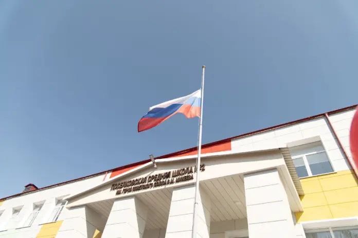 Чем живет Атяшевский район какие проблемы волнуют его жителей и что делает местная власть для того чтобы их решить 4 сентября на эти вопросы в прямом эфире официального паблика Республика Мордовия отвечал глава Атяшевского района Константин Николаев О времени проведения прямого эфира было объявлено заблаговременно в СМИ и социальных сетях поэтому жители свои вопросы задали главе Атяшевского района еще до начала диалога В топе их обращений на первом месте качество дорог на втором благоустройство на третьем ЖКХ Подробности в нашем материале