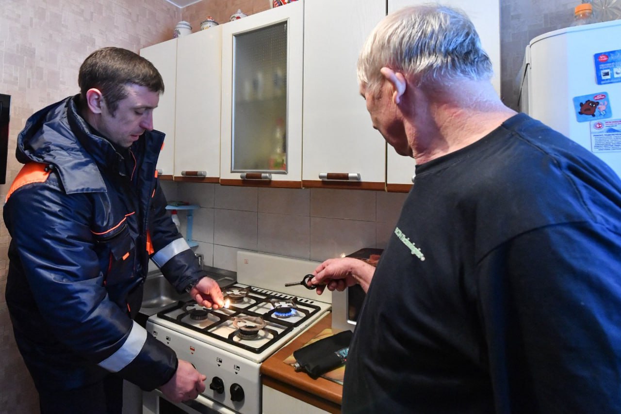 Взрыв газа часто начинается с мелочей что должно насторожить дома Характерный запах газа наличие ржавчины на швах газовых труб и неполное сгорание вещества в колонке могут служить предвестниками взрыва в жилом помещении Об этом Абзацу рассказал эксперт по пожарной безопасности Виталий Бойко В первую очередь следует обращать внимание на герметичность швов и целостность труб поскольку могли быть механические воздействия которые привели к деформации Если есть характерный запах на него сразу же нужно реагировать Образовавшаяся в швах влага и как результат ржавчина способна разъедать стыки в трубах уточнил Бойко Напомним ранее четыре человека пострадали в доме обрушившемся под Волгоградом Предположительно причиной взрыва мог стать сбой в работе газового оборудования   Подпишитесь на Абзац TG VK Дзен MAX Rutube