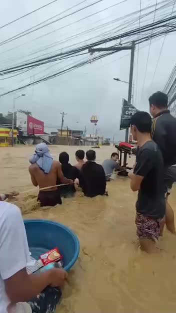 Тайфун Калмаеги вызывает наводнения на Филиппинах и в Таиланде, эвакуация туристов