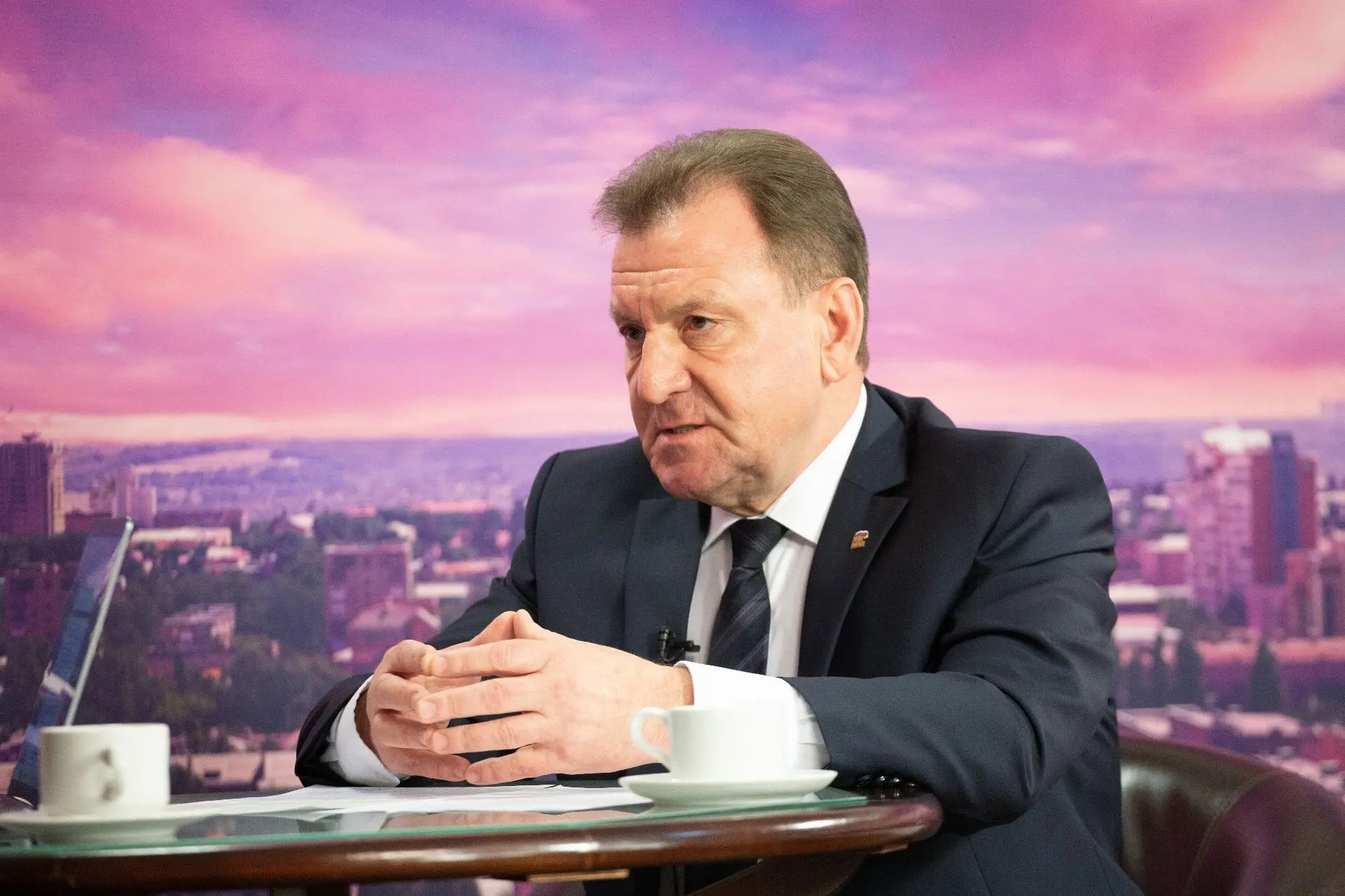 На прямой линии глава Ставрополя Иван Ульянченко рассказал что около 10 городских маршрутов планируют перевести на регулируемый тариф Мы ежедневно следим за выходом автобусов на рейсы и мониторим 55 маршрутов Постепенно начнем переводить их на регулируемый тариф в планах на этот год около 10 маршрутов отметил мэр Одним из первых маршрутов станет 20 при этом все действующие льготы для пассажиров сохранятся Ежедневно на линию выходит более 670 единиц транспорта специалисты комитета следят за интервальностью движения и качеством обслуживания Ставрополь в MAX