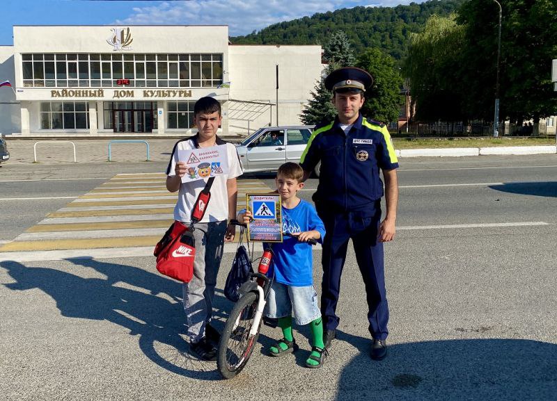 Автоинспекторы и общественники Кабардино-Балкарии провели на дорогах курортного района акцию «Безопасный путь» Сотрудники Госавтоинспекции вместе с представителем Общественного совета при Отделе МВД России по Черекскому району Аидой Анахаевой, провели на дорогах курортного города акцию «Безопасный путь», направленную на повышение взаимопонимания между водителями и пешеходами. Организаторы мероприятия обратившись к автолюбителям напомнили им, что, приближаясь к нерегулируемому пешеходному переходу, водитель обязан снизить скорость или остановиться, чтобы пропустить пешеходов, переходящих проезжую, призвали взрослых проявлять уважение к пешим участникам дорожного движения и быть внимательными за рулем. В беседах с юными пешеходами сотрудники полиции призвали соблюдать алгоритм безаварийного пересечения проезжей части, прежде чем вступить на пешеходный переход, убедиться в безопасности и дождаться остановки всех транспортных средств. Представитель Общественного совета обратила внимание взрослых на порядок безопасной перевозки детей-пассажиров, с помощью специального агитационного материала объяснила правила подбора детских удерживающих устройств в соответствии с ростом и весом ребенка, а также вручила тематические памятки. В завершение мероприятия автоинспекторы и общественник призвали водителей и пешеходов соблюдать ПДД и проявлять взаимоуважение на дорогах. #МВДРоссии #МВДпоКБР #ГИБДД #ОбщественныйСовет #ПрофилактическиеМероприятия