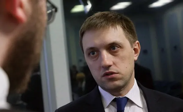 Экс топ менеджера Роснано арестовали по делу о хищении 1 млрд Бывшему директору по инвестициям Роснано Сергею Вахтерову предъявлено обвинение в мошенничестве на сумму около 1 млрд По версии следствия речь идет о хищении средств при продаже доли госкорпорации в компании Акрилан Мещанский суд Москвы 15 апреля отправил Вахтерова под арест на 2 месяца Следствие считает что актив был реализован по заниженной стоимости в пользу подконтрольной структуры В 2020 году 70 Акрилана были проданы за 800 млн при оценке до 1 9 млрд Помимо Вахтерова фигурантами дела проходят гендиректор Акрилана Олег Кузин и руководитель юридического отдела Татьяна Шадеева Ранее суд признал сделку недействительной и обязал вернуть актив в распоряжение Роснано