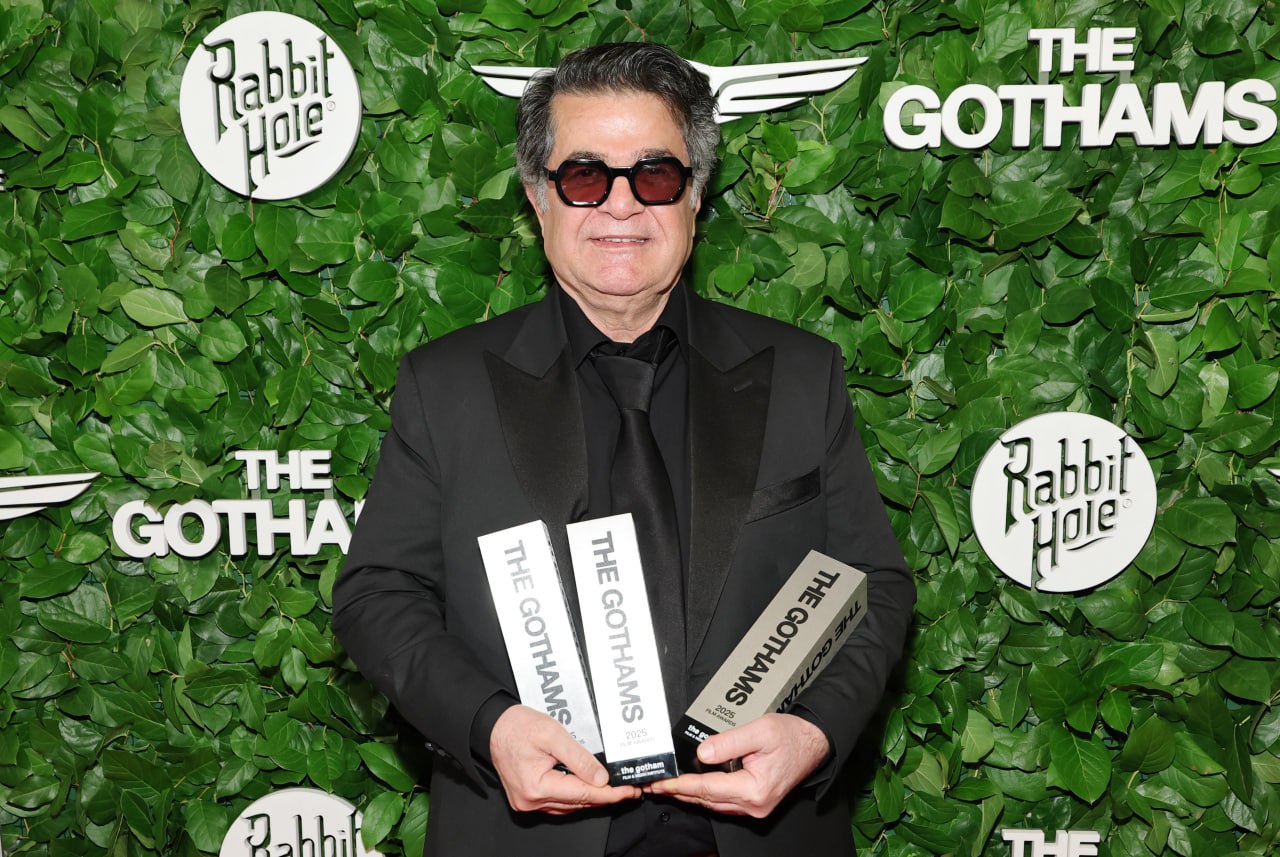 В Нью Йорке объявили победителей 35 й кинопремии Gotham Awards В номинации Лучший фильм выиграла картина Пола Томаса Андерсона Битва за битвой которая уже собрала более 200 млн долларов в мировом прокате Триумфатором вечера стал иранский режиссер Джафар Панахи чей фильм Простая случайность принес ему три награды за лучший международный фильм режиссуру и оригинальный сценарий Буквально за несколько часов до премии Панахи заочно приговорили к году тюрьмы в Иране поэтому свою победу он посвятил независимым кинематографистам лишенным права видеть и быть увиденными Полный список победителей Лучший фильм Битва за битвой Пол Томас Андерсон Лучший международный фильм Простая случайность Джафар Панахи Лучший документальный фильм Мои нежелательные друзья Часть I Последний воздух в Москве Джулия Локтев Лучший режиссер Джафар Панахи Простая случайность Режиссерский прорыв Акинола Дэвис младший Тень моего отца Лучший оригинальный сценарий Джафар Панахи Простая случайность Лучший адаптированный сценарий Гарри Лайтон Седло Лучшая главная роль Шопе Дирису Тень моего отца Лучшая роль второго плана Вунми Моссаку Грешники Актерский прорыв Абу Сангаре История Сулеймана The Blueprint News