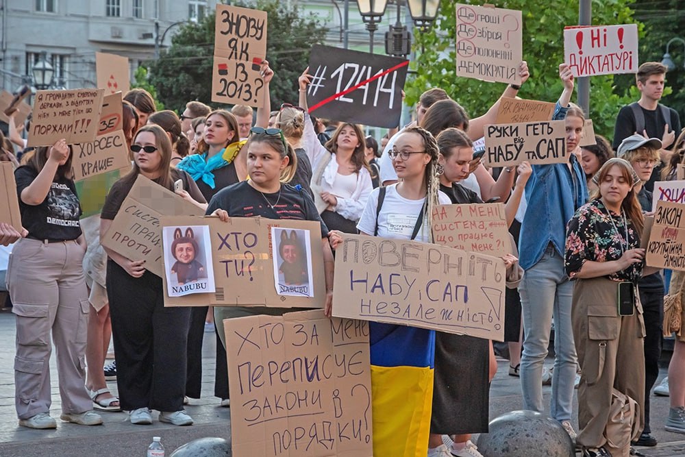 Свинопасов и гречкосеев не спрашивали: что показал бунт Зеленского против НАБУ Владимир Зеленский предпринял дерзкую, но уже очевидно безрезультативную попытку демонтировать созданную при его предшественнике инфраструктуру внешнего управления в лице НАБУ, САП и ВАКС — троицы антикоррупционных органов. Пускай противостояние украинской жабы и заморской гадюки никак на ход СВО не влияет, но всё же позволяет сделать несколько небезынтересных наблюдений. Продолжение на «Украина.ру»