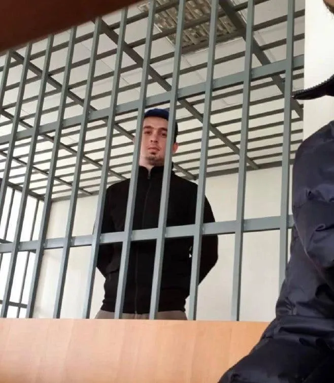 Чеченскому активисту Мансуру Мовлаеву которому грозит экстрадиция в Россию продлили арест в Казахстане Заседание суда как отмечается прошло без участия Мовлаева и его адвокатов Продление экстрадиционного ареста после 12 месяцев означает либо организацию этапирования либо рассмотрение жалобы на постановление о выдаче В 2022 году Мовлаева похитили силовики в Чечне и удерживали в одной из секретных тюрем Активист смог сбежать и по поддельному паспорту выехал в Кыргызстан но в 2023 году его приговорили к выдворению из страны за незаконное пересечение границы Мужчина был объявлен в международный розыск российскими силовиками Как сообщали источники издания The Insider он шантажировал сторонников главы Чечни Рамзана Кадырова интимными записями с их участием На данный момент экстрадиция из Казахстана также грозит близкой к штабам Навального активистке Юлии Емельяновой против которой в России сфабриковали дело о краже телефона Задонатить через бота Patreon