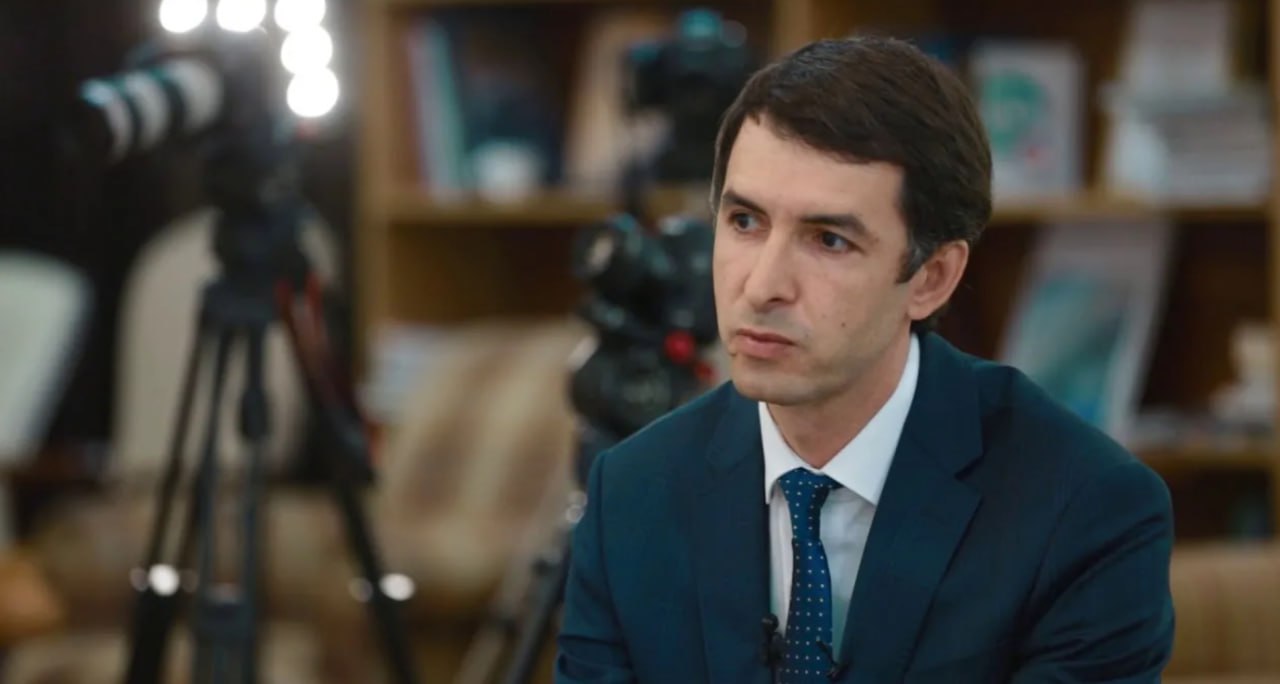 В Оренбурге задержан экс-владелец фабрики пуховых платков Об этом сообщают сразу несколько СМИ. Предприниматель подозревается в мошенничестве. Олег Гремпель был признан банкротом более года назад. Сумма, обозначенная в иске банком «Оренбург», составляла 717 млн рублей. Гремпелю выберут меру пресечения сегодня в Ленинском районном суде. Напомним, предприниматель также имеет отношение к зданию на Краснознаменной, в котором располагается Оренбургский арбитражный суд. Акции компании, которая сдаёт помещения в аренду, принадлежат сыну бизнесмена, Валерию Гремпелю. Оренбуржье