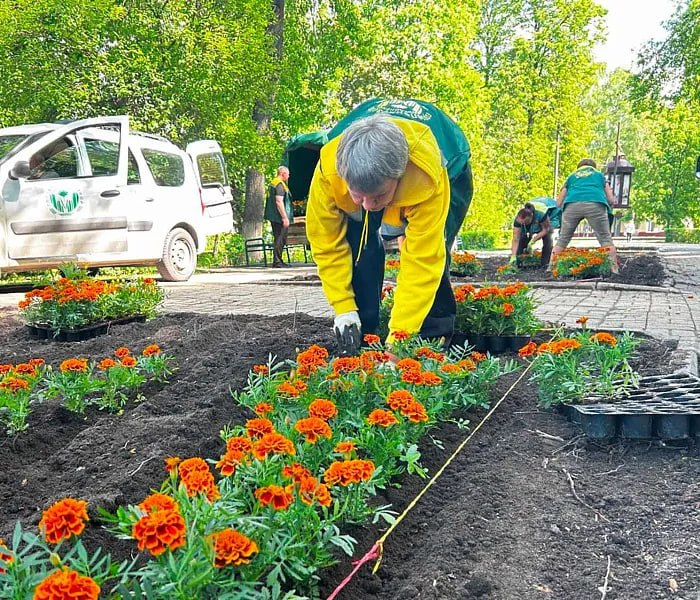 Осенью на территории городского округа Дубна высадят более 35 тысяч цветов Свыше 35 тыс луковиц тюльпанов и крокусов высадят этой осенью в цветниках в городском округе Дубна сообщил глава муниципалитета Максим Тихомиров Территорию украшают к 70 летию Дубны Это событие отпразднуют в 2026 году Работы начали проводить уже сейчас чтобы растения успели окрепнуть до наступления устойчивых морозов Отмечается что перед высадкой почву в клумбах тщательно подготовили Весной молодые цветы можно будет найти на Комсомольской и Менделеевской набережных главных улицах Дубны в парковых зонах и у мемориальных комплексов Распуститься они должны к майским праздникам Фото Министерство информации и молодежной политики Московской области сделановроссии Подписывайтесь на Сделано в России