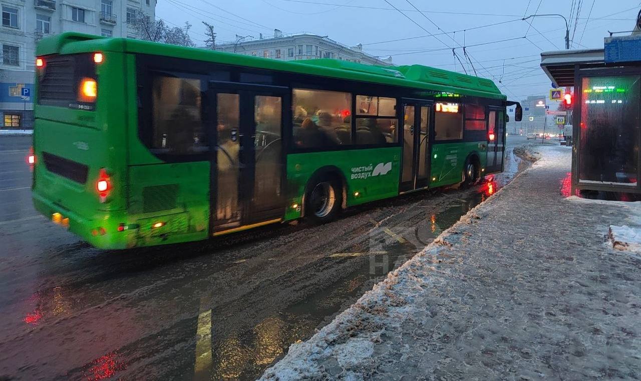 В Челябинске будут судить транспортников Генпрокуратура утвердила обвинения в мошенничестве и взяточничестве в отношении экс- замдиректора компании «Общественный городской транспорт» Сергея Белова и главного инженера МУП «Служба организации движения» Ивана Нечаева.  Следствие считает, что с мая 2020 года по май 2022 года Белов, при помощи Нечаева, заключал фиктивные контракты на поставку стёкол для транспорта с подконтрольной фирмой, что привело к хищению более 660 тысяч рублей. Также они похитили 8,4 млн рублей из бюджета МУП. Белов, будучи главным инженером, получил около 12 млн рублей за помощь в заключении контрактов на запчасти.