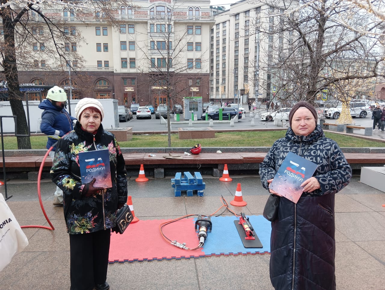 21 декабря общественные советники района Крылатское приняли участие в праздничном мероприятии приуроченном ко Дню спасателя РФ Мероприятие состоялось в Москве на Театральной площади Участники лично ознакомились с работой спасателей получили практические навыки на специальном мастер классе и выразили благодарность организаторам за важное и познавательное событие ОСрайона Крылатское ЗАОКрылатское