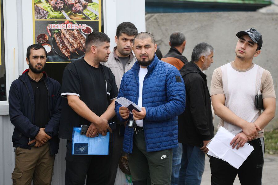 Список запретных для мигрантов профессий призвали создать в Госдуме Депутат Дмитрий Гусев выразил обеспокоенность тем что иностранные граждане используют трудоустройство как способ переезда в Россию для постоянного проживания Когда нанимают мигрантов на должности с более низкой заработной платой вместо российских граждан возникает проблема защиты прав наших соотечественников На рабочих местах предназначенных для россиян должны трудиться именно наши граждане а не иностранцы Гусев считает что для решения этой проблемы необходимо разработать список профессий недоступных для занятия иностранными работниками Это позволит защитить интересы российских граждан на рынке труда и обеспечить им приоритетное право на трудоустройство в определенных сферах деятельности Обзорник СМИ