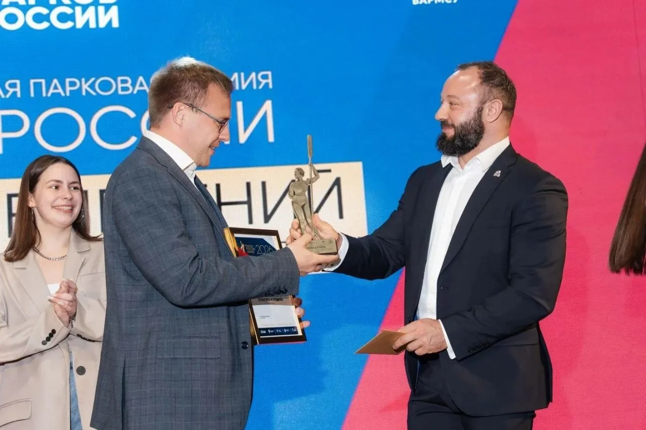 Волгоградский ЦПКиО стал лучшим парком развлечений России Жюри премии Парки России присудило ему первое место в номинации Парк развлечений Это уже второй парковый Оскар на его счету В прошлом году он был удостоен статуэтки Девушка с веслом как лучший среди объектов развивающихся в формате государственно частного партнерства Подписаться Перейти на сайт MAX