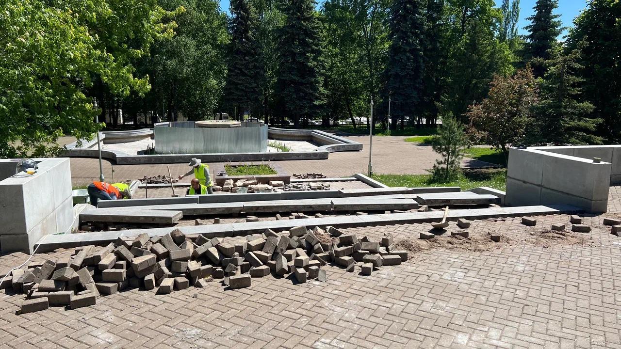 Хабиров показал, как проходит реконструкция парка Ленина Глава Башкирии Радий Хабиров сообщил, что на период реконструкции парк имени Ленина огородили забором и теперь здесь активно ведут демонтаж. – Напомню, что этот парк мы приводим в порядок благодаря поддержке Сбербанка и на средства федерального бюджета. В прошлом году проект победил во Всероссийском голосовании за объекты благоустройства – его поддержало большинство уфимцев. Обратная связь Подписаться