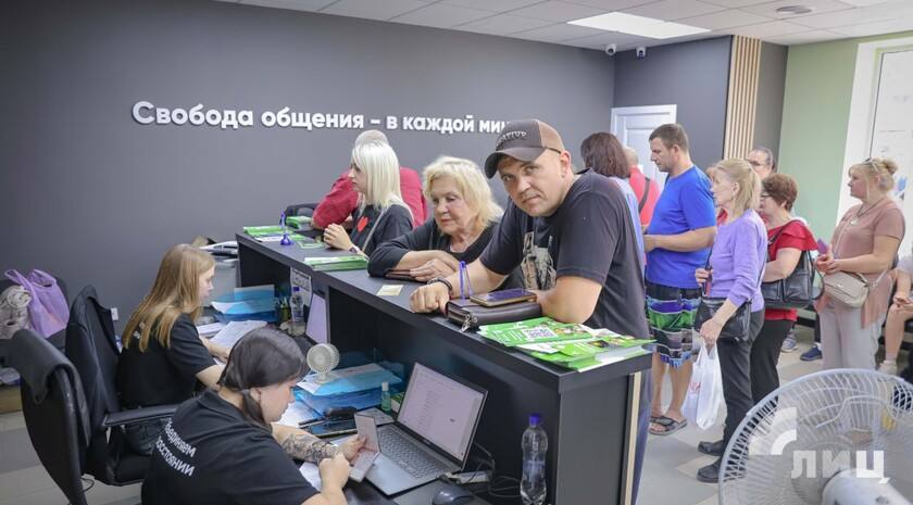 Более половины абонентов оператора мобильной связи «МКС» уже подтвердили персональные данные в ЛНР. Об этом ЛИЦ сообщил директор компании Эдуард Егоров. Он также сообщил, что оператор мобильной связи «МКС» запустил услугу онлайн-подтверждения паспортных данных для абонентов. Согласно принятому закону, абоненты обязаны пройти идентификацию до 1 июля 2025 года.
