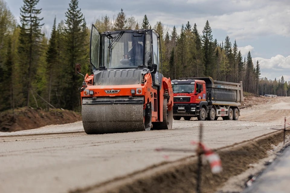 Дороги в челябинском поселке будут отремонтированы за 184 миллиона рублей  В Челябинске планируют обновить дороги в посёлке Новосинеглазово. На ремонт выделили 184,2 миллиона рублей. Работы затронут семь участков, в том числе улицы Кирова, Лермонтова, Морозова и Октябрьскую. Об этом сообщили на сайте госзакупок. На объектах предстоит отремонтировать проезжую часть, тротуары, газоны, а также восстановить дождевую канализацию.  Сейчас идёт приём заявок от подрядчиков. Определить компанию, которая займётся ремонтом, планируют 14 марта. Завершить работы должны до 31 августа.