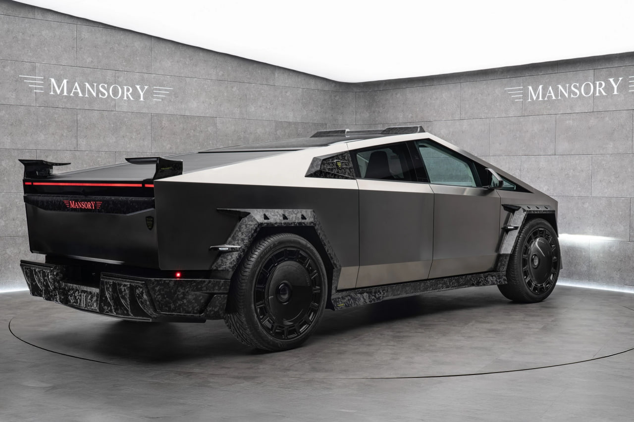 Тюнинг-ателье Mansory продолжает удивлять своими странными проектами — чего только стоит их золотой Urus или, например, Maserati MC20 с кислотным оранжевым салоном. В этот раз немцы обратили своё внимание на Tesla Cybertruck.  Естественно, в первую очередь тюнеры занялись внешним видом. Их версия пикапа под названием Elongation получила карбоновый обвес, дополнительную светотехнику, брутальные диски из алюминиевого сплава и нестандартную кожаную отделку салона, которую по желанию можно дополнить карбоновыми деталями  уж очень Mansory любят этот материал .  Информации об изменениях технических характеристик нет. Видимо, в случае с пикапом от Tesla эти парни решили не мудрить — клиенты явно будут довольны стоковым состоянием автомобиля.  Как считаете, получилось ли у Mansory улучшить Cybertruck?   — да, выглядит отлично!   — особо ничего не изменилось   — стало намного хуже   — мне и оригинал не особо нравится  #MT_движ Men Today