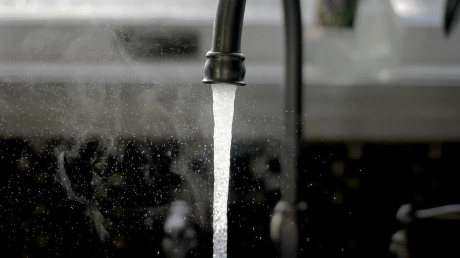 На проект реконструкции водозабора в Бутурлиновке выделят более 38 млн рублей  Согласно техническому заданию, первый этап реконструкции водозабора №2 будет включать установку системы очистки воды, перебуривание скважин, установку резервуаров чистой воды, насосной станции второго подъема, канализационной насосной станции с подключением к централизованной системе водоотведения.   В рамках второго и третьего этапа пройдет реконструкция магистральных и разводящих сетей водоснабжения на улицах Феоктистова, Циолковского, Инкубаторная, Успенская, Осенняя, Сентябрьская, Слободская, Невского, Степная, Платонова, Крамского, Королева, Воронежская, Перепелицына, переулке Тимирязева и улице Маяковского с подключением к существующим сетям. Общая протяженность сетей – около 14 км 200 м.  Весь комплекс работ необходимо выполнить до 1 декабря 2025 года.