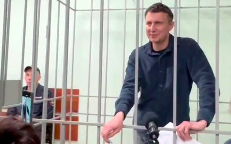 Красноярского депутата этапировали в колонию Депутата заксобрания Красноярского края Александра Глискова ЛДПР этапировали из СИЗО-1 в колонию строгого режима ИК-17. Об этом сообщили соратники политика. «На СВО не отправили, но и не отказывают», — отмечается в телеграм-канале команды Глискова. Известного красноярского оппозиционного политика, лидера фракции ЛДПР в заксобрании Алесандра Глискова задержали в ноябре 2023-го. По версии следствия, с декабря 2016 года по май 2017-го потребовал от экс-заместителя директора дорожного госпредприятия «КрайДЭО» Самеда Юсубова 5 млн рублей за «покровительство» и прекращение действий, наносящих ущерб «КрайДЭО». Сам Юсубов был депутатом горсовета Красноярска от «Справедливой России». Его подозревали в злоупотреблении полномочиями, но суд прекратил дело. Глисков отрицает вину и связывает преследование с выборами губернатора в 2023 году, на которых набрал более 11%, став вторым после кандидата Кремля. В октябре 2024 суд приговорил Глискова к 10 годам колонии строгого режима и штрафу 10 млн рублей. Подписаться Прислать новость Помочь бустами