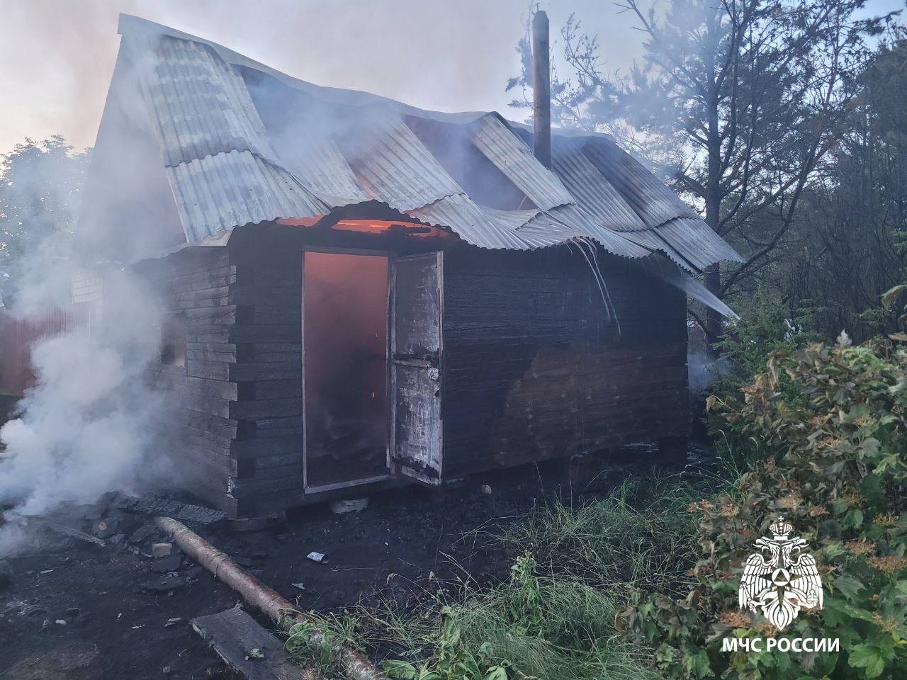 #СводкаМЧС За сутки пожарно-спасательными подразделениями Рязанской области ликвидировано 4 пожара,пострадавших нет. 3 загорания травы и мусора; 1 техногенный 07 июня в 20:13 поступило сообщение о загорании жилого дома сезонного проживания в деревне Елизаветино Пронского района. В тушении участвовали 6 человек, 2 единицы техники.В результате пожара огнем поврежден дом, уничтожена хозяйственная постройка. Общая площадь пожара 19 метров квадратных.