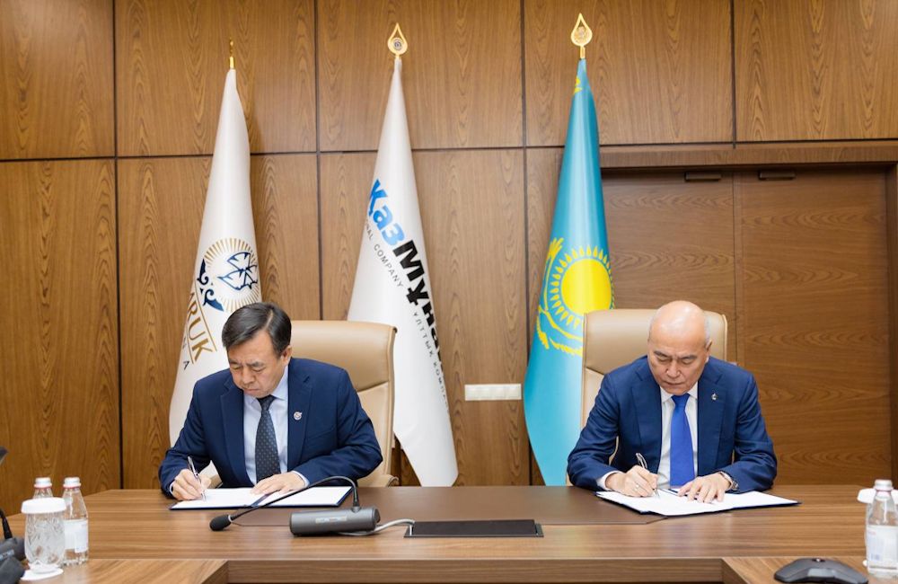 Казахстан начинает искать нефть у Каспия совместно с Китаем «КазМунайГаз» заключила соглашение с китайской компанией CNOOC о сотрудничестве по геологическому исследованию на территории в Жылыойском районе Атырауской области. ℹ China National Offshore Oil Corporation — третья по величине национальная нефтяная компания Китая после CNPC и Sinopec. Занимается добычей, переработкой и сбытом нефти и природного газа в шельфовой части Китая. Сообщается, что новый проект «Жылыой» будет осуществляться на территории в 960 квадратных километров в северо-восточной части Каспийского моря. Работа будет идти в рамках совместной дочки. ℹ Территория недр Жылыой находится к западу от Тенгизского месторождения, которое является одним из крупнейших в Казахстане, наряду с Кашаганом и Карачаганаком. По предварительным оценкам, геологические ресурсы месторождения могут достигать более 185 миллионов тонн нефти. Проект является первой совместной работой КМГ и CNOOC. Соглашение о совместной геологоразведке между компаниями были достигнуты еще в августе 2024 года. На данном этапе проект предполагает проведение геологоразведочных работ на паритетных началах. Для начала планируется произвести: 3D сейсморазведку на площади 400 кв. км, Переобработку 2D данных на 400 погонных км, Бурение двух разведочных скважин: надсолевой глубиной 2 тыс. м и при необходимости, подсолевой 4,5 тыс м. Расходы по поиску нефти лягут на китайскую сторону. ℹ Ранее «КазМунайГаз» также обсудил перспективы сотрудничества в области геологоразведки с китайской CNPC. #Казахстан #Китай
