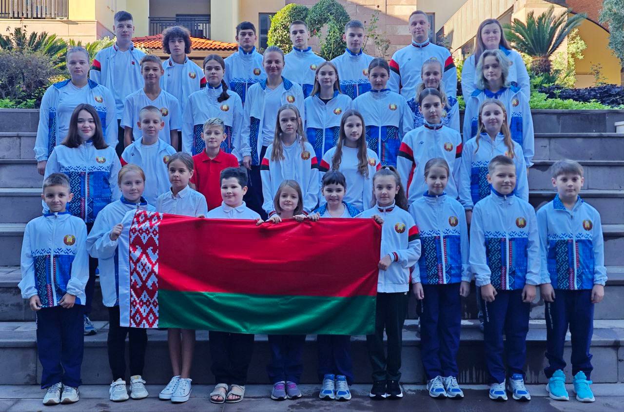 Белорусы завоевали семь наград на старте молодежного чемпионата мира по шашкам 64 С 28 октября по 8 ноября в Манавгате Турция проходит молодежный чемпионат мира по шашкам 64 В первый день турнира состоялась молниеносная программа блиц по итогам которой наши спортсмены выиграли семь медалей Золотые награды завоевали Артем Тихонов и Виктория Николаева Серебряным призером стала Евгения Швед бронзовыми Георгий Таранин Мария Таранина Юлия Швед и Анна Заболотских В программе чемпионата также состоятся быстрая рапид и классическая программы mst gov by