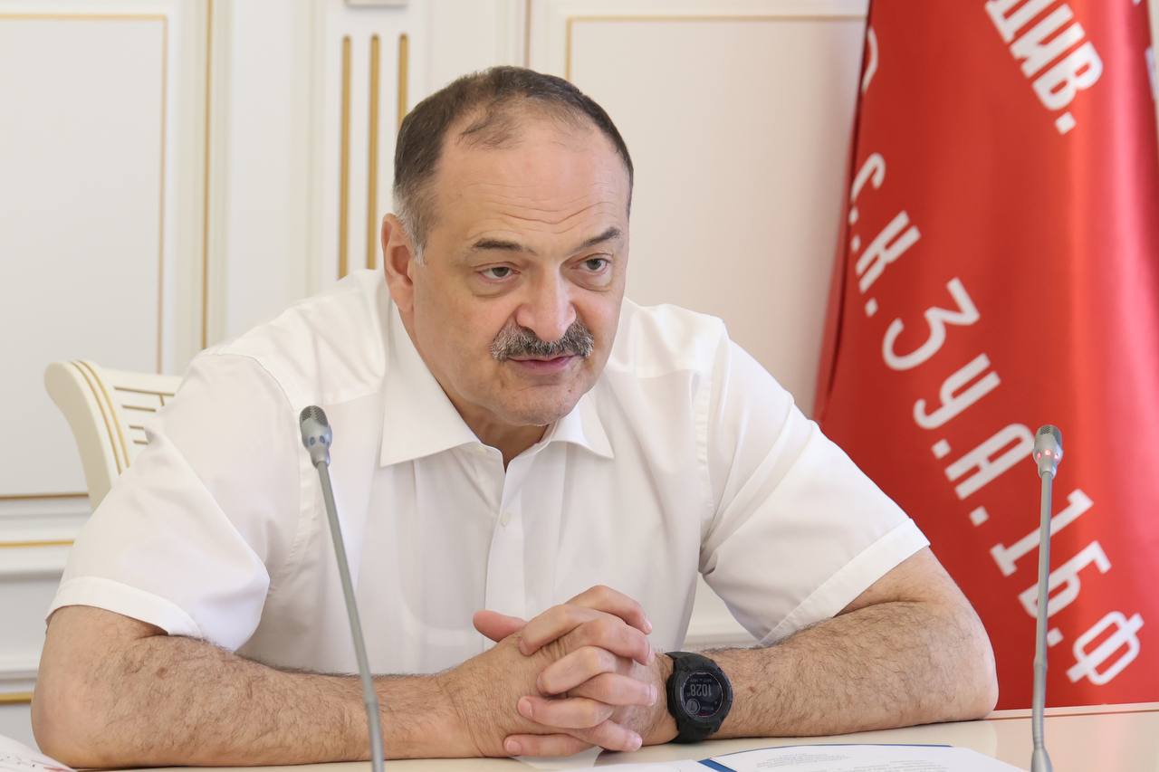 Сергей Меликов подвел итоги очного этапа отбора участников республиканской программы «Доблесть гор». Он отметил, что впереди — рассмотрение кандидатур и утверждение итоговых списков. «Отбор кандидатов – это только первый шаг в предстоящей большой работе. Предстоит не менее важная задача – это определить, кто из участников будет направлен на программу обучения с последующим трудоустройством, а кого из действующих военнослужащих мы включим в резерв программы. Безусловно, каждый случай индивидуальный. Мы должны понять квалификацию и направление, в котором может приложить свои усилия кандидат», — отметил глава региона. Всего для участия в программе подано более 1400 заявок, рассмотрены порядка 900 анкет, 540 участников прошли тестирование, более 300 – дистанционное собеседование. Участники, показавшие наиболее высокие результаты, допущены к очному собеседованию для определения уровня и направления деятельности.