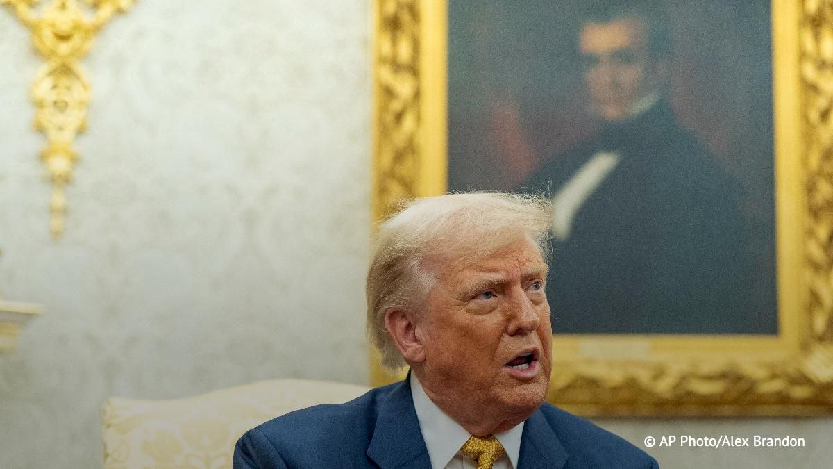 "Дорого- богато".   Трамп планирует добавить больше золота в интерьер Овального кабинета, сообщает NBC News.  В частности, дополнительно золотой отделкой будет украшен потолок кабинета, отмечает телеканал.