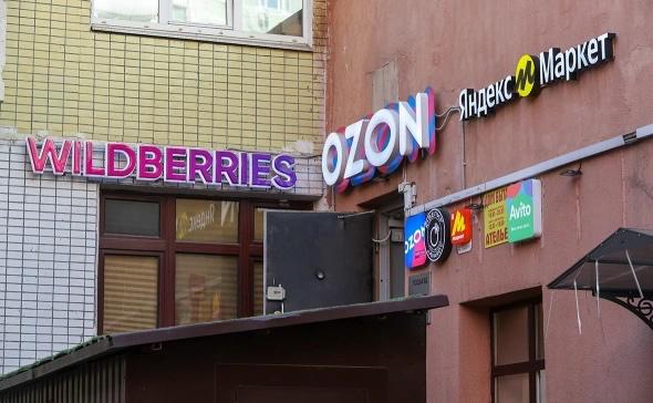 Правительство подготовило финальную версию законопроекта о платформенной экономике — единых правил для маркетплейсов и агрегаторов, которые должны защитить продавцов и покупателей Документ разработан Минэкономразвития совместно с Минпромторгом и Минцифры под кураторством вице-премьера Дмитрия Григоренко и будет рассмотрен 30 июня В проекте закреплены требования к цифровым платформам: обязательная идентификация продавцов, прозрачные условия договоров, уведомления о санкциях за три дня, добровольные скидки, досудебное разрешение споров, запрет на искажение сортировки товаров, право на возврат через ПВЗ, связь с продавцом по вопросам брака, передача данных в налоговую и указание маркировки Подписаться
